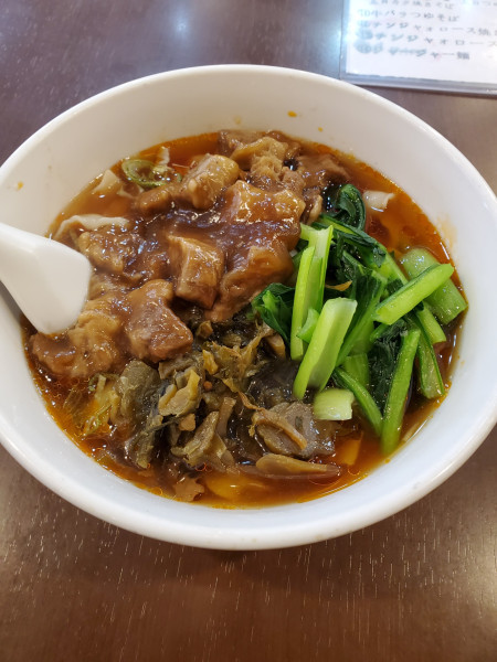 「牛バラ刀削麺」@美食苑の写真