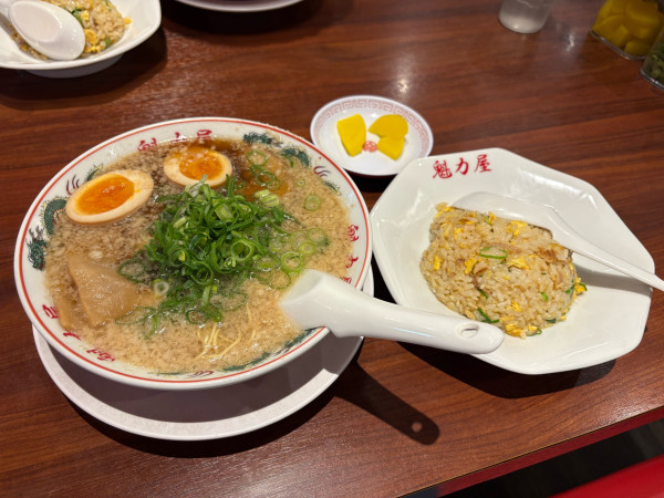 「特製醤油味玉ラーメン　+ 焼きめし定食(小)」@ラーメン 魁力屋 日野万願寺店の写真