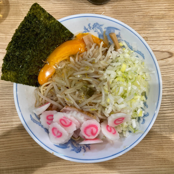 「サッポロ赤星２本他＋賄い焼豚皿生卵＋メンマわかめ皿他→油そば」@らーめん 高尾の写真