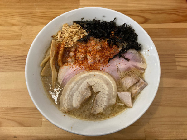 「背脂煮干しラーメン＋辛くする」@煮干らーめん 川むらの写真