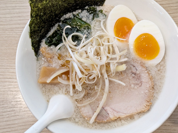 「コッテリの塩らー麺＋味玉」@コッテリの塩らー麺専門店 MANNISH 日暮里店の写真