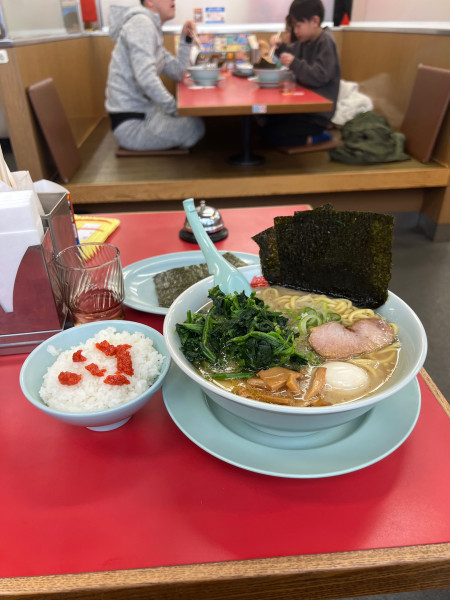 「醤油ラーメン　海苔　ほうれん草」@山岡家 越谷レイクタウン店の写真