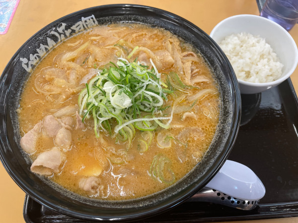 「とん汁ラーメン たちばな（麺大盛・ライス付）」@らあめん花月嵐 高坂サービスエリア店の写真