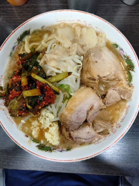 「ラーメン950円 ピリ辛ニラ漬け100円」@ラーメン二郎 川越店の写真