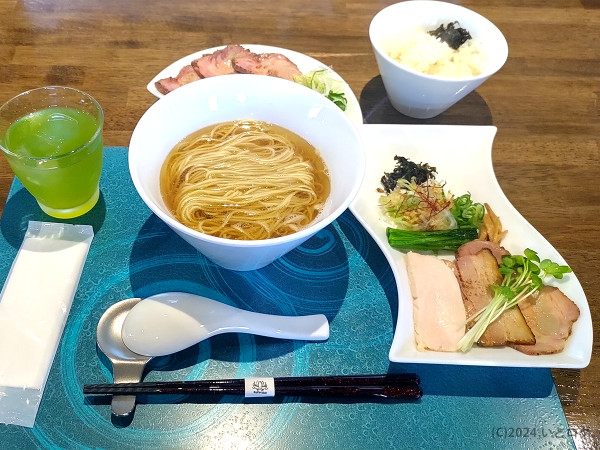 「純煮干 Noodle淡口白醤油（＋豚肩ロース叉焼）」@Noodle Dishes 粋蓮華の写真