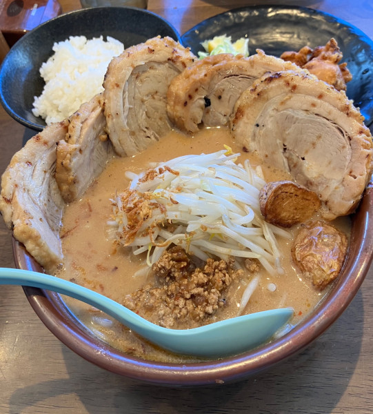 「北海道味噌炙りチャーシュー麺　チャーシュー　ライス✖️2」@麺場 田所商店 佐倉店の写真