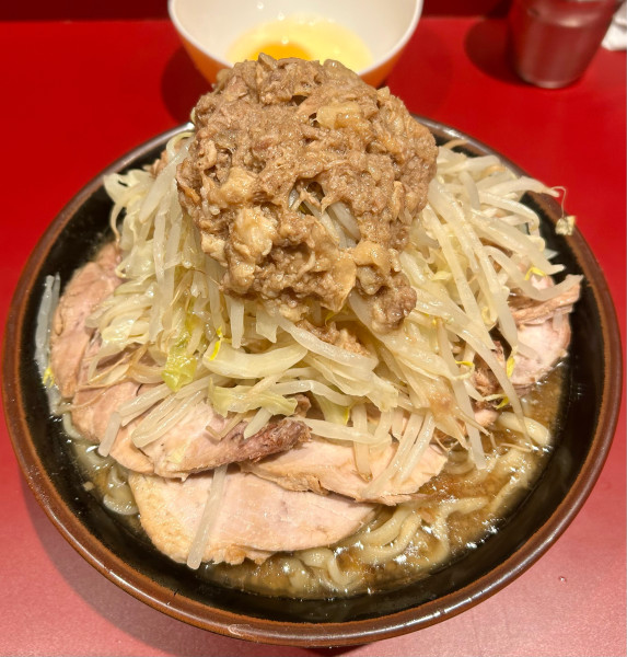「豚4枚ラーメン 生卵 1200+50円 ヤサイアブラ」@ラーメン二郎 荻窪店の写真