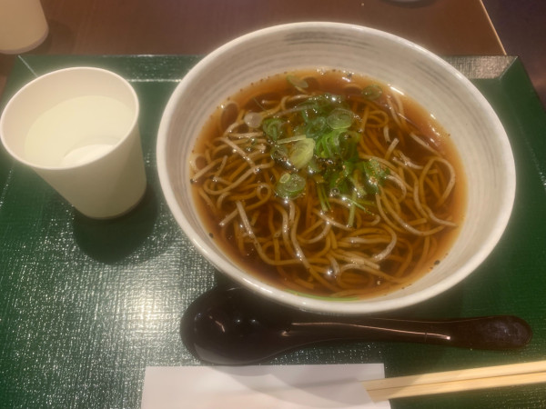 「かけそば 880円」@石臼挽き蕎麦 あずみ野の写真