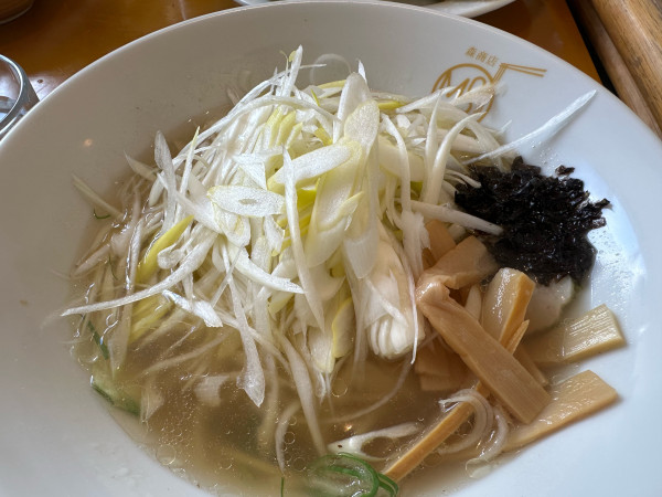 「ミネラルたっぷり塩らぁめん1000円+ネギ増し150円」@森商店の写真