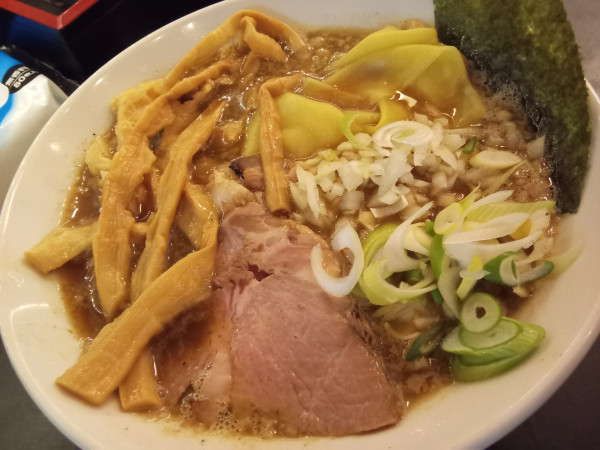 「濃いニボ太麺ニンニク煮干し麺」@逢坂製麺の写真