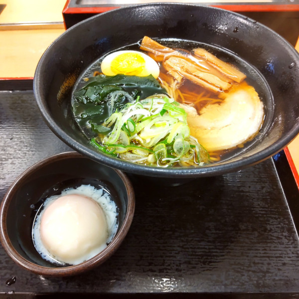 「ラーメン（￥580）＋温泉玉子（クーポン）」@ゆで太郎 新橋5丁目店の写真