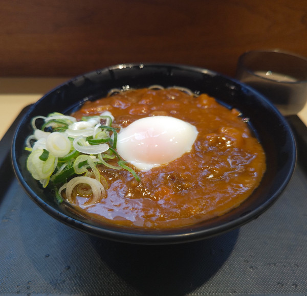 「カレーそば+温泉玉子」@名代 富士そば 市ヶ谷五番町店の写真