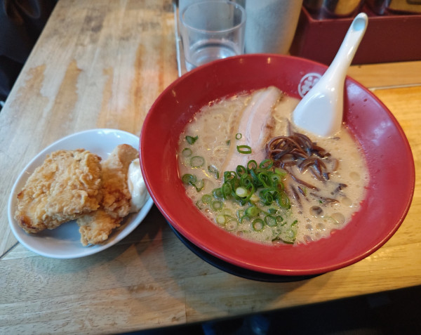 「特製ラーメン+唐揚げ×2+替え玉（1,000円）」@豚骨らーめん 福の軒 秋葉原店の写真