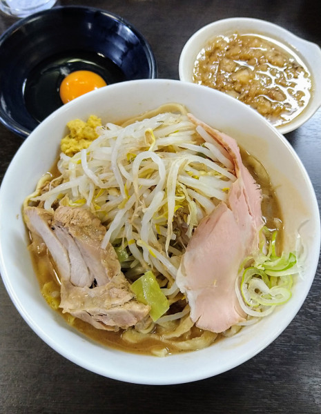 「ラーメン中+ローストポーク､小口ネギ､生玉子」@ラーメンどでん 大宮店の写真