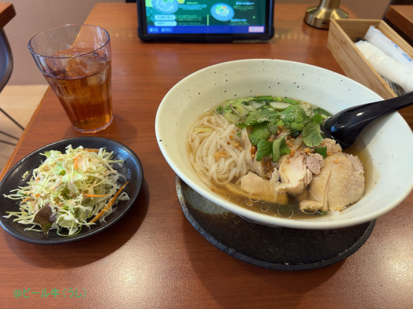 「タイ醤油ラーメンランチセット(1380円)烏龍茶」@GLIN THAI 川口駅店の写真