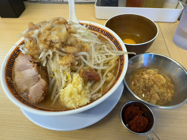 「ラーメン＋生卵・辛いヤツ」@麺屋 顎で喰らえの写真