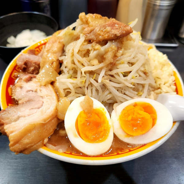 「ラーメン（豚2枚・ゆで玉子）360g ヤサイ少し、ニンニク、アブ」@えどもんどの写真