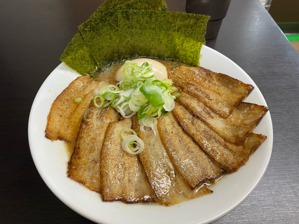 「鶏白湯醤油チャーシュー麺1,050円+麺大盛100円+味玉100」@らーめん 四季福の写真