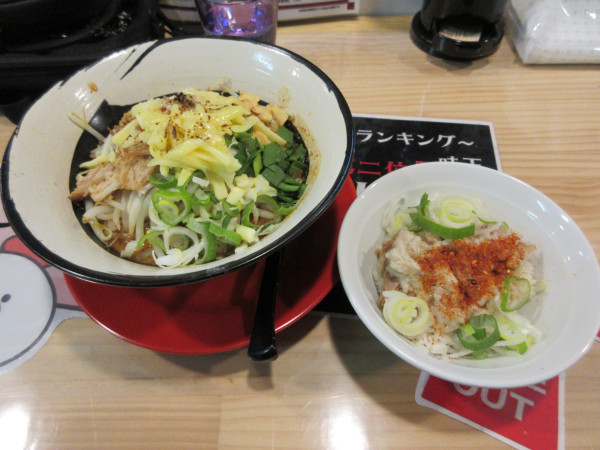 「カラシビまぜそばチーズ（１２００円）＋デブ丼３９０円」@麺Laboタイガー＆ドラゴン 土浦店の写真