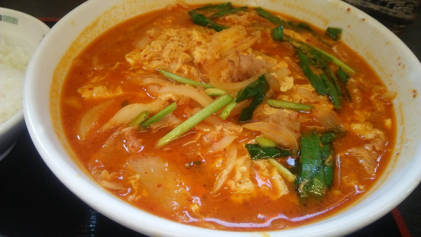 「チゲ味噌ラーメン 750円＋半ライス 150円」@日高屋 後楽園白山通店の写真