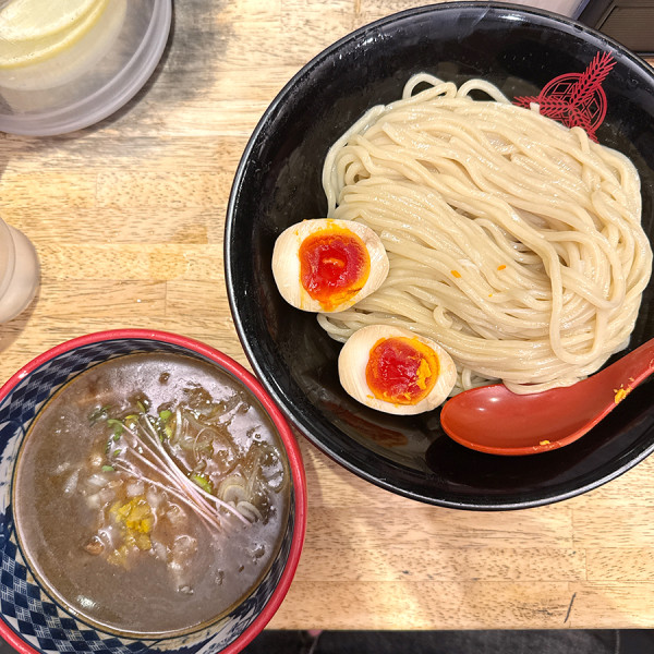 「濃厚煮干しつけ麺（中盛）＋味玉」@つけ麺専門店 三田製麺所 有楽町店の写真