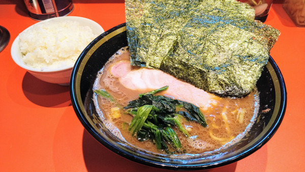 「ラーメン(味濃いめ･麺硬め)+海苔･ライス食べ放題」@横濱家系ラーメン 二代目鈴木家の写真
