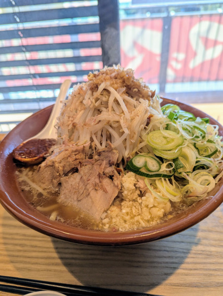 「辛味ラーメン特盛+ネギ」@マシマシらーめん 物語はここから始まるのだ。 大井競馬場前店の写真