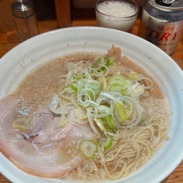 「朝ラーメン（中盛）＋缶ビール」@こってりらーめん せきやけの写真