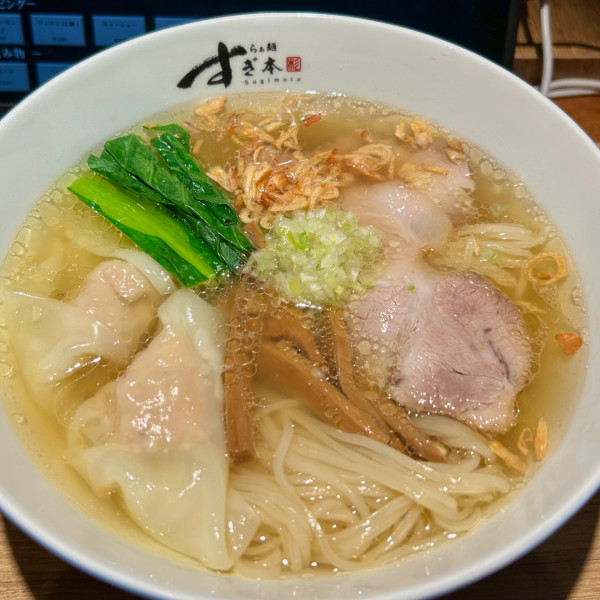 「塩らぁ麺＋ワンタン（２個）」@らぁ麺すぎ本 丸の内店の写真