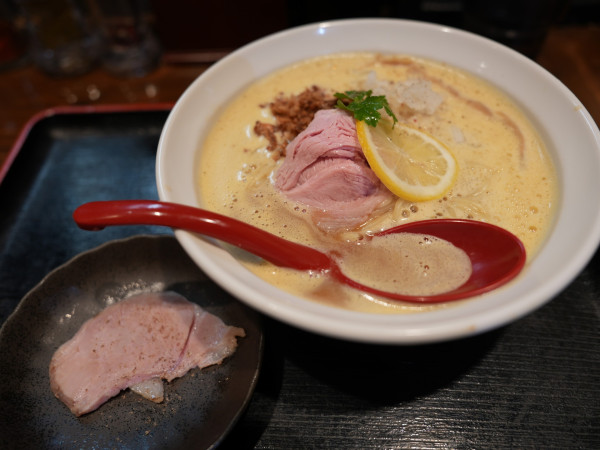 「らーめん＋サービスチャーシュー」@麺屋 四季の写真