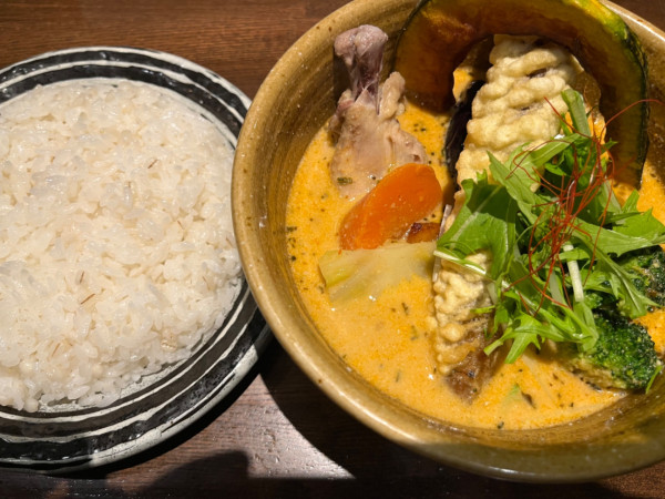 「チキンと野菜のカリー＋BOSSAスープ＋ご飯大盛り：1500」@SOUL STOREの写真