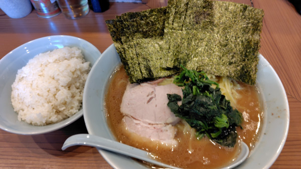 「中ラーメン950円、海苔150円、ライス無料」@横浜家系ラーメン 武蔵家 秋津店の写真