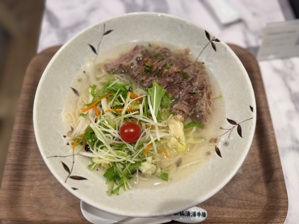 「レギュラーラーメン(清湯）1400円(税込1540円)」@牛腩麺館 新仙の写真