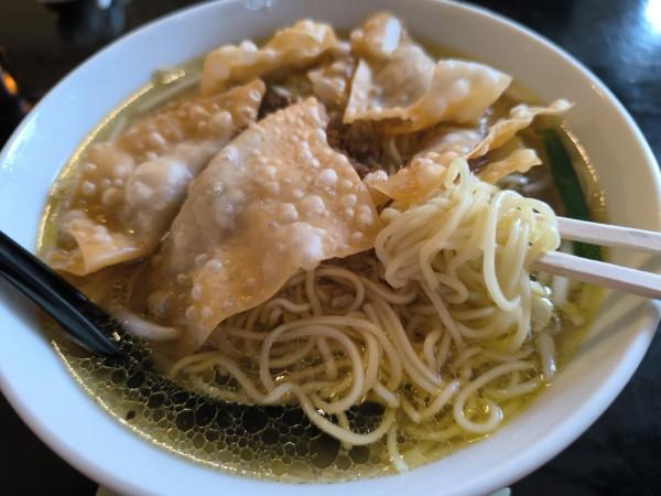 「揚雲呑麺(950)」@台湾家庭料理 めめの写真