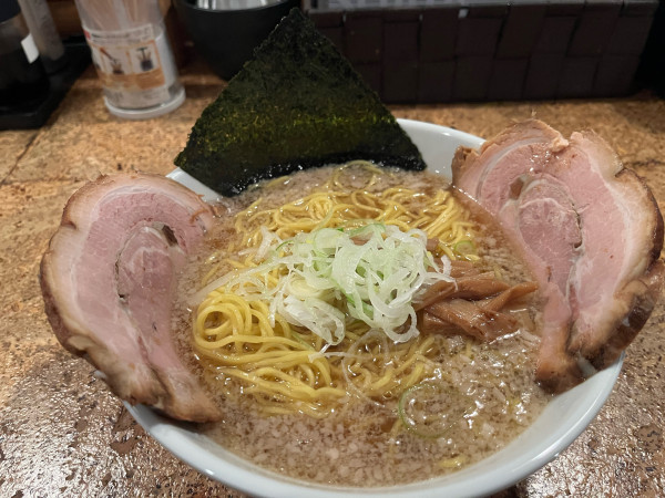 「中間醤油らーめん+チャーシュー、麺増し」@きくちひろきの写真