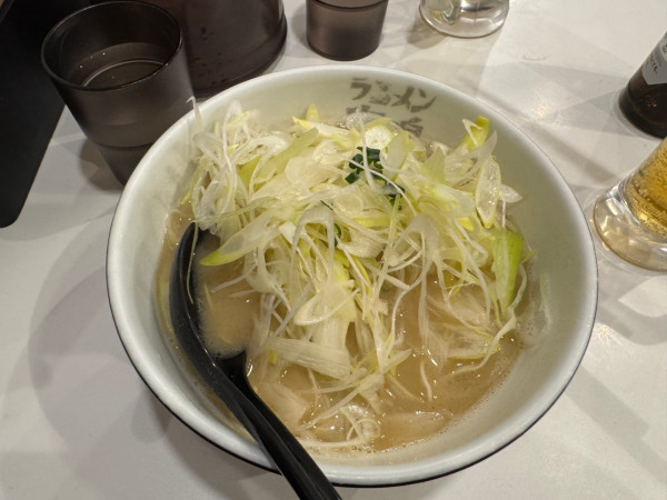 「とんこつラーメンネギ増」@ラーメン海鳴 福岡空港店の写真