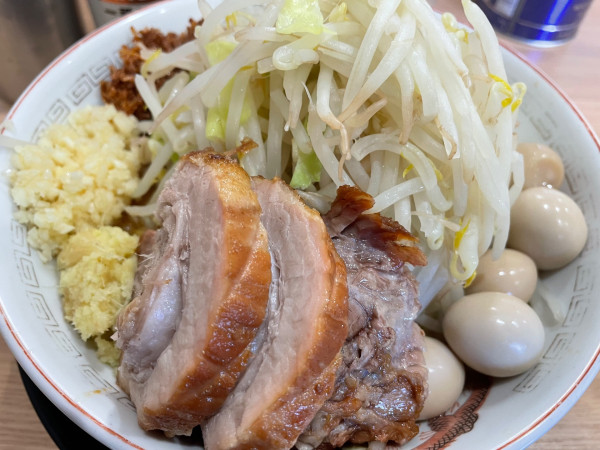 「ミニ味噌山、うずら、豚一枚、缶ビール1580円」@ラーメン豚山 金沢文庫店の写真