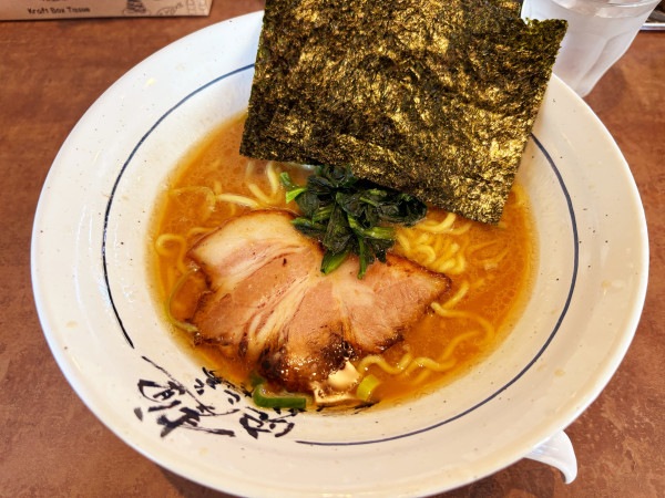 「豚骨醤油ラーメン並　860円」@横濱家 すみれが丘店の写真