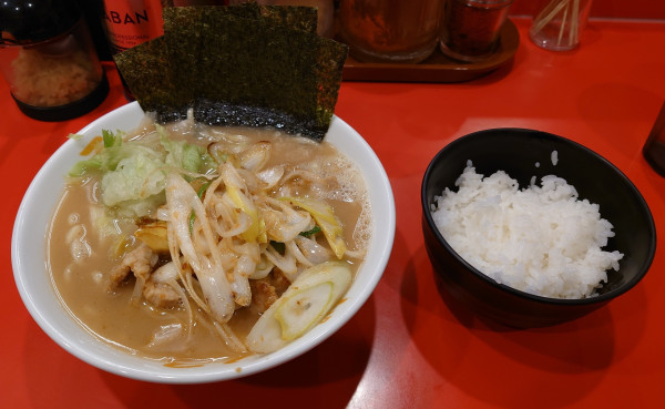 「ネギ肉塩ラーメン（980円）+ライス（100円）」@ラーメン家 がんくろの写真