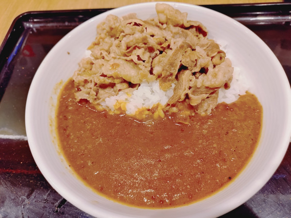 「（期間限定）肉だく魯珈カレー　８３９円」@吉野家 大手町ファーストスクエア店の写真
