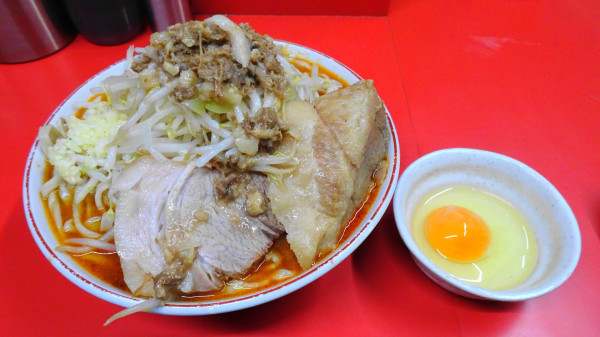 「ラーメン中盛り（1,100円）＋辛いラーメン変更＋生たまご」@ラーメン二郎 京都店の写真