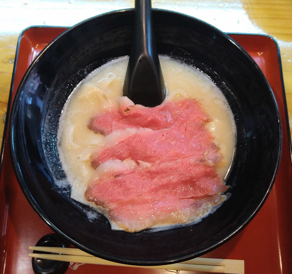 「ローストビーフラーメン 梅(白湯･白醤油･平打ち麺)＋黒樺牛」@ラーメン 道玄の写真