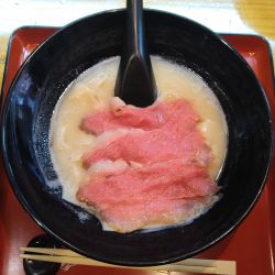 ローストビーフラーメン 梅(白湯･白醤油･平打ち麺)＋黒樺牛