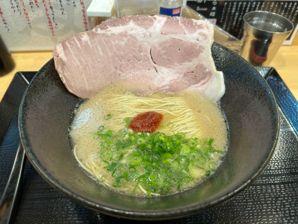 「豚骨らぁ麺800円＋レアチャーシュー300円」@博多豚骨らぁ麺 一絆 上野御徒町本店の写真