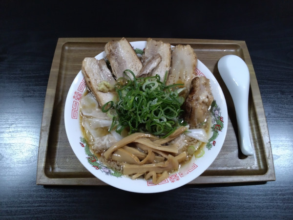 「鶏ガラ醤油ら～めん (特製:1280円)」@金色卵麺の写真