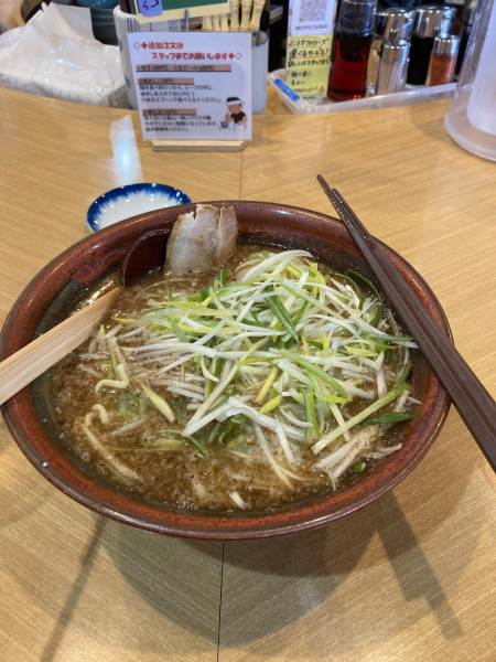 「醤油魚介ネギラーメン980円」@むてっぽう 太郎丸店の写真