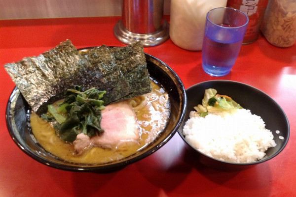 「ラーメン(860円)+ライス(140円)」@家系総本山 ラーメン吉村家の写真