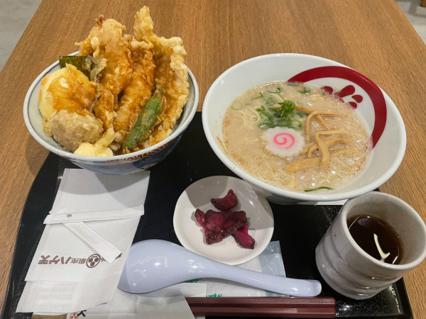 「鶏親子天丼とらぁ麺」@小ハゲ天 エミテラス所沢店の写真