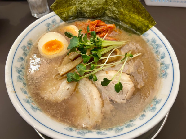 「とんこつ特製チャーシュー麺1400円」@麻布ラーメン 慶応三田店の写真
