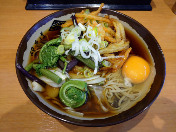 「かき揚げ山菜玉子そば」@駅そば榑木川 長野駅東口店の写真